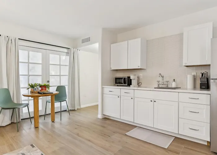 Remodeled Retreat Pool Hot Tub & Outdoor Fun Apartment *