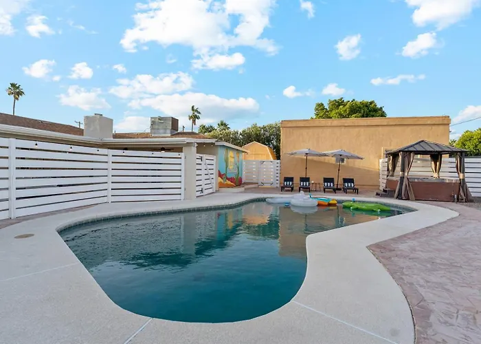 Remodeled Retreat Pool Hot Tub & Outdoor Fun Apartment *